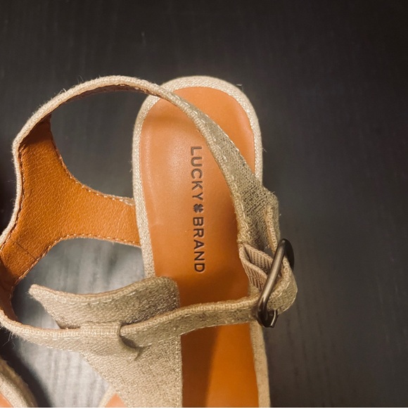 Lucky Brand T- Strap Wedge Sandals - Women 7.5 - Tan with Gold Metallic Threads - Picture 6 of 7
